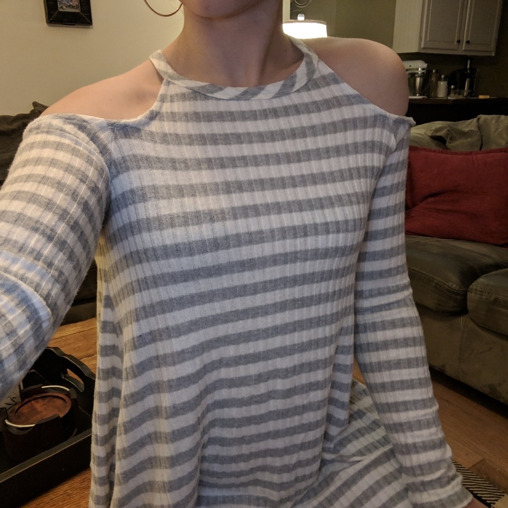 Open shoulder top - Picture 3 of 4